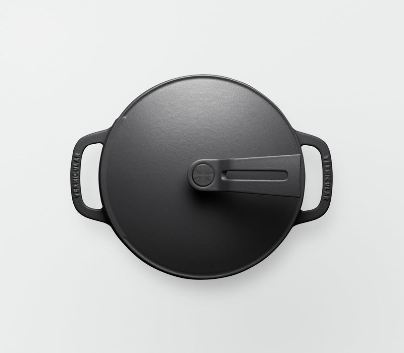 https://cdn.shopify.com/s/files/1/0564/5166/1891/files/Vermicular-Cast-Iron-Enamel-Pot-18Cm-Matte-Black-Waterless-Cooking-Waterless-Bake-With-Exclusive-Recipe-Book-Oven-Pot-2-SelfStanding-Lid-Op2R18SBk-4582693921962-1.jpg?v=1752820773